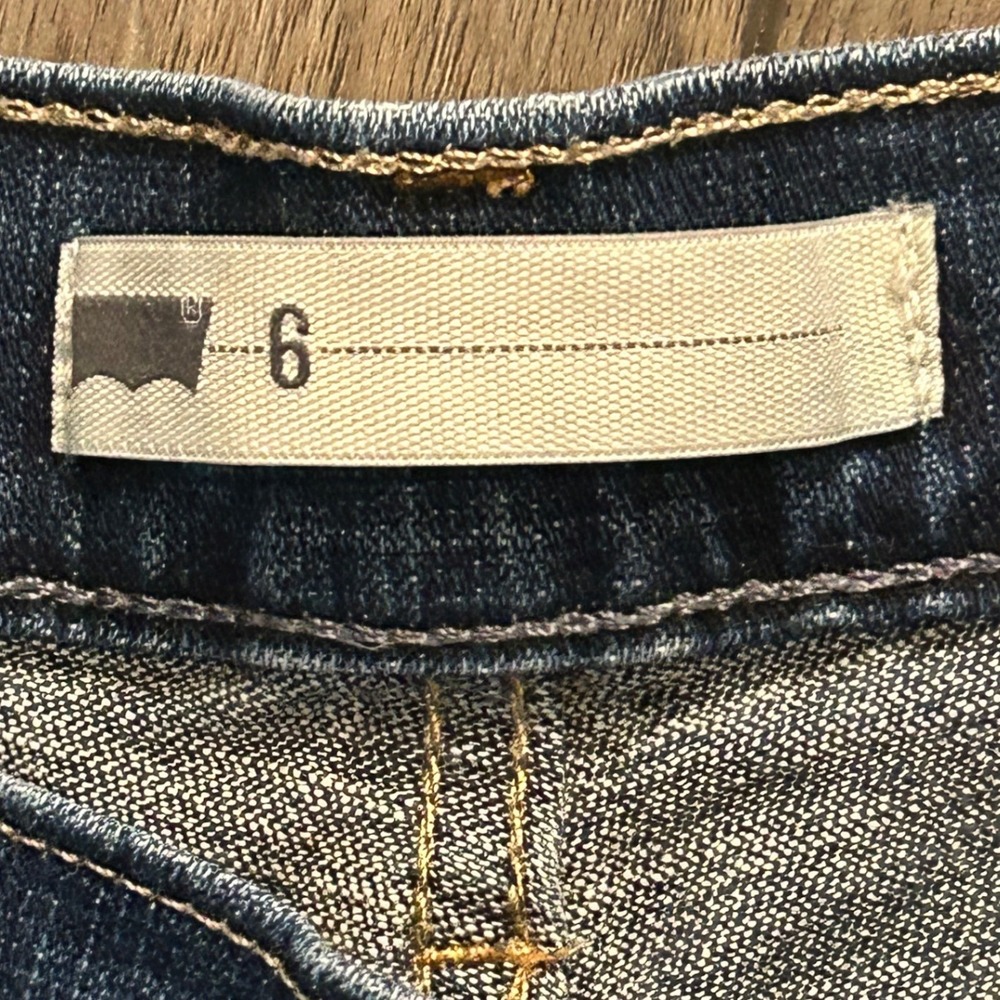 Levi's Women's Cropped Capri Jeans Mid Rise Cuffed Hem Dark Wash Size 6 W28 - Picture 2 of 4